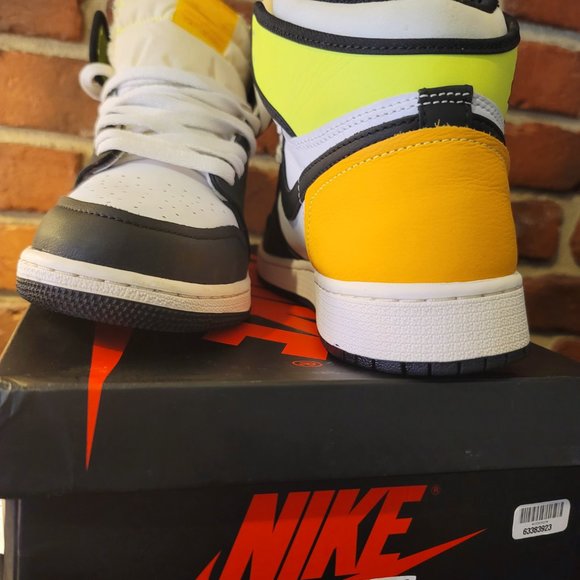 Air Jordan 1 Retro High OG 'Volt Gold' Youth 7 - Picture 3 of 4